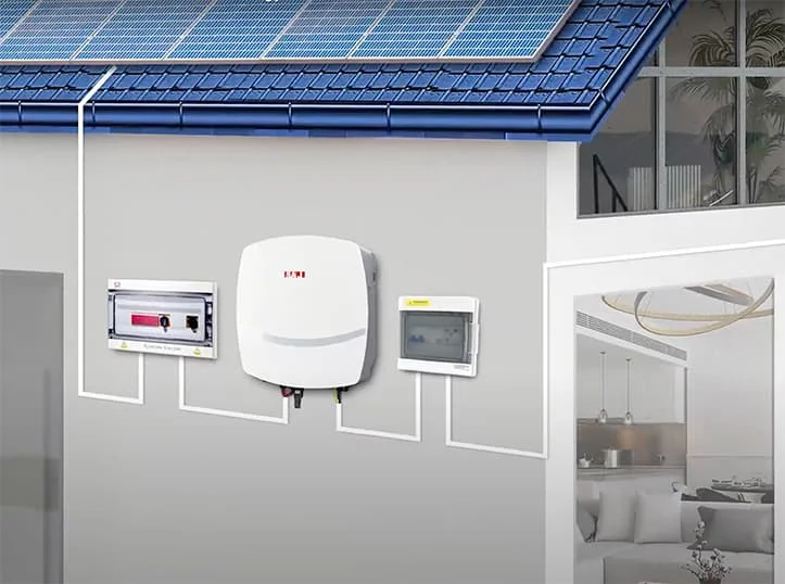 Netzgekoppelter Wechselrichter neben einer Solaranlage auf einem Hausdach installiert