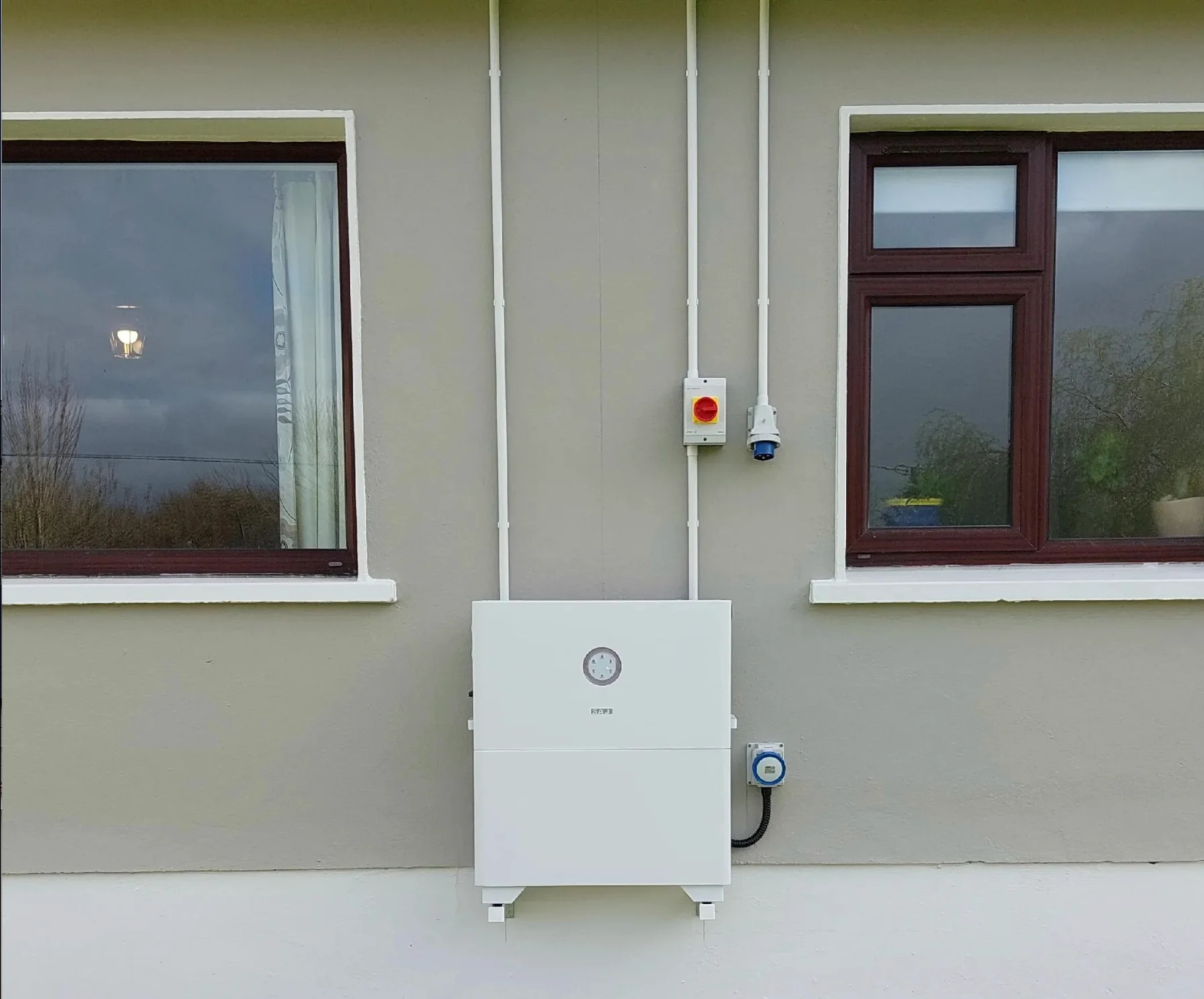 SAJ H2 Hybrid Inverter Outdoor Wall Installation